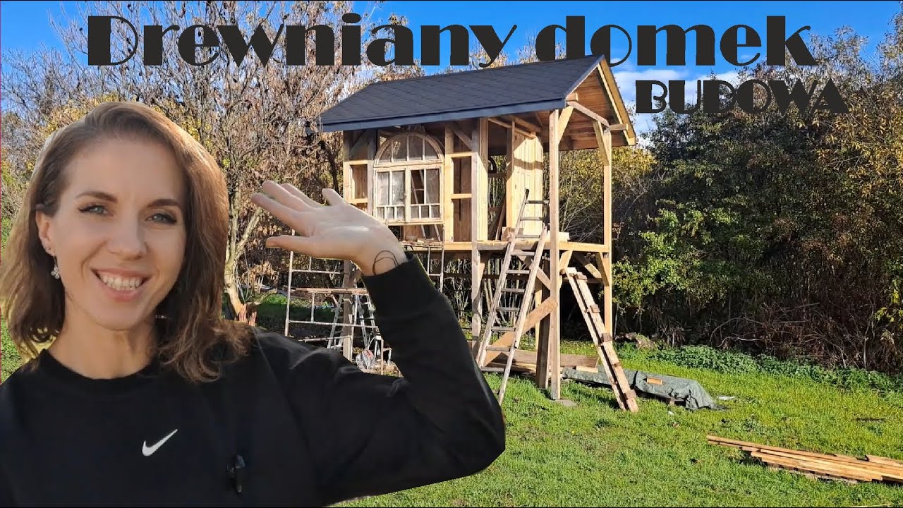 Drewniany domek dla dzieci z elementami Nowego Starego Domu