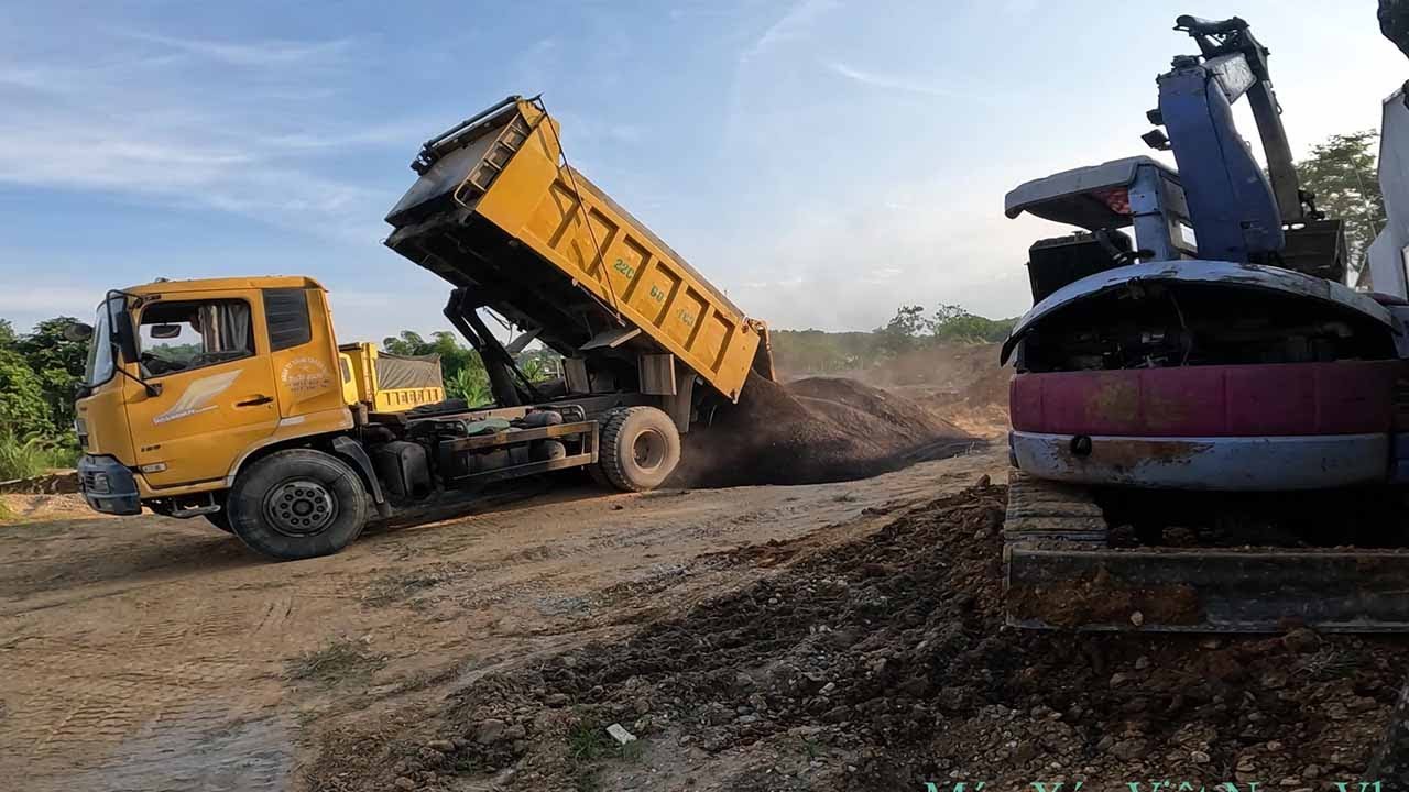 Máy Xúc Việt Nam Tập1756. Xúc Đá Bây  Xe Ô Tô Hoàng Huy Đổ Về Sân Lên Xe Ô Tô 2.5t San Ra Cổng nhà