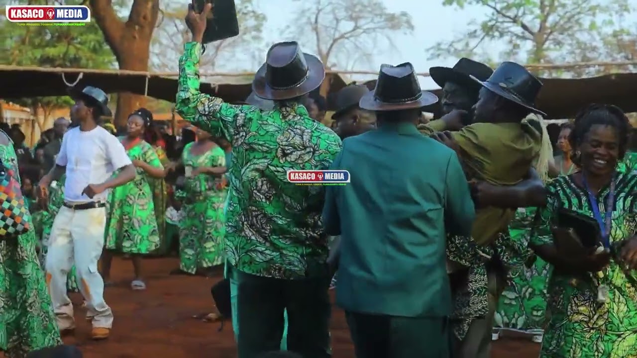 TAZAMA WAZEE WA KANISA LA MALKIA WA UBEMBE WALIVYO INGIA KATI KUCHEZA 