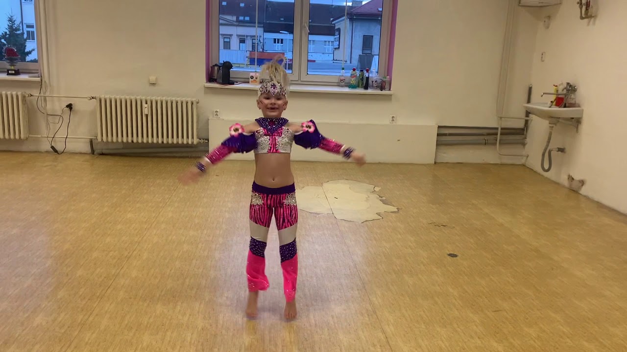 Emma Launová - MINI disco dance solo