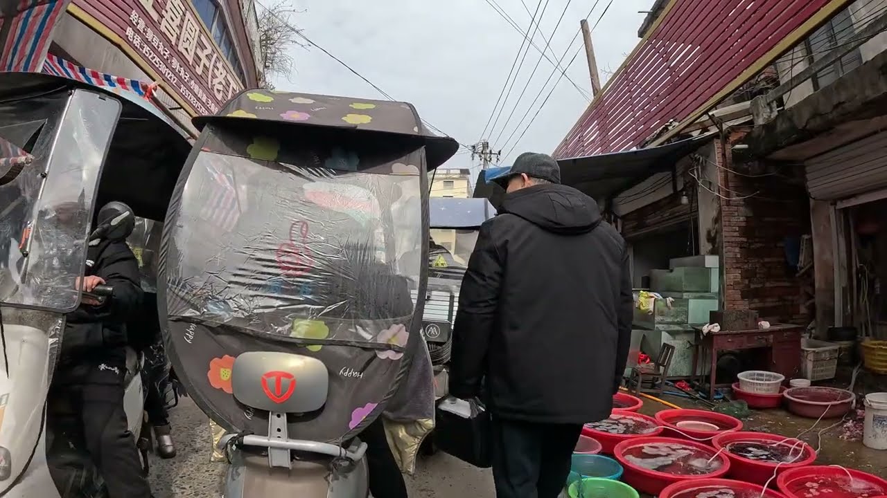 河南省固始縣小縣城街頭騎行，縣城百姓的生活狀態和生活環境