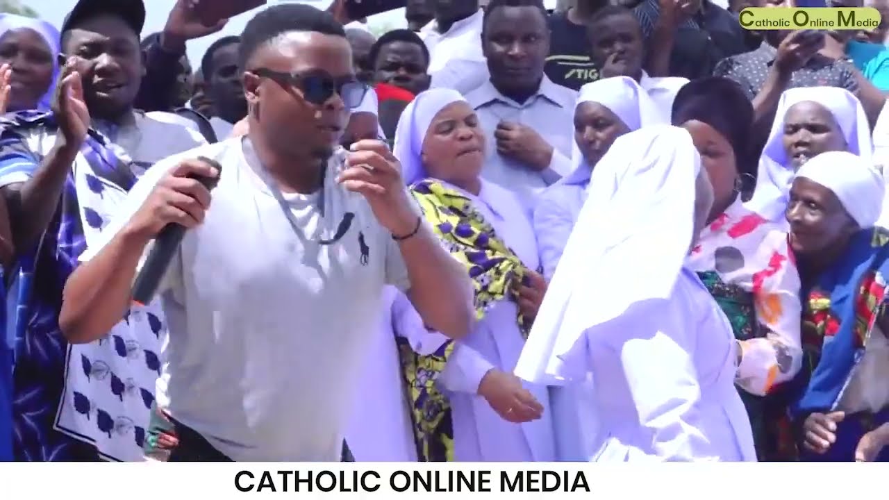 MAREHEMU Sr. AGNES MWENYE MIAKA 111 ASINDIKIZWA NA WIMBO HUU WA ASILI WAKATI WA MAZIKO YAKE