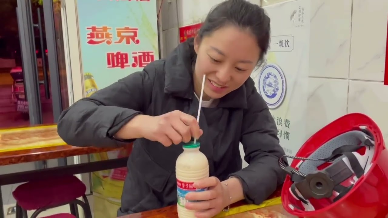 凌晨一点和媳妇一块从工地加班回来 坐在对面静静的看着她吃饭的样子 瞬间让我感到惭愧与心酸@展昭家青青