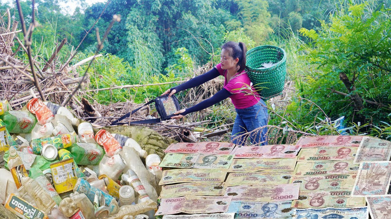 A Lot of Money in a Bookbag Floating Among the Scraps - The Daily Life of a Scrap Collector