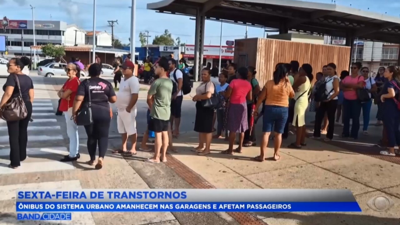 Ônibus do sistema urbano amanhecem nas garagens e afetam passageiros, em São Luís MA.