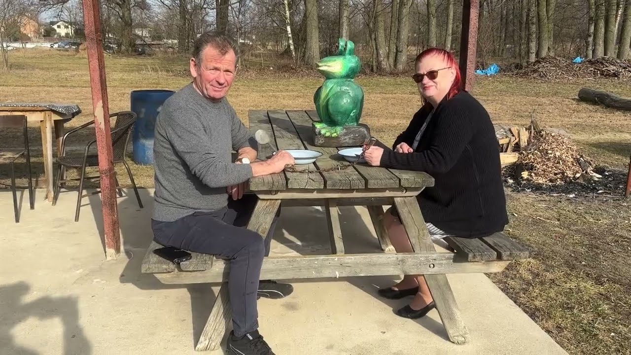 Turyści z Kwidzyna zwiedzają podwórko sołtysa Zenka.