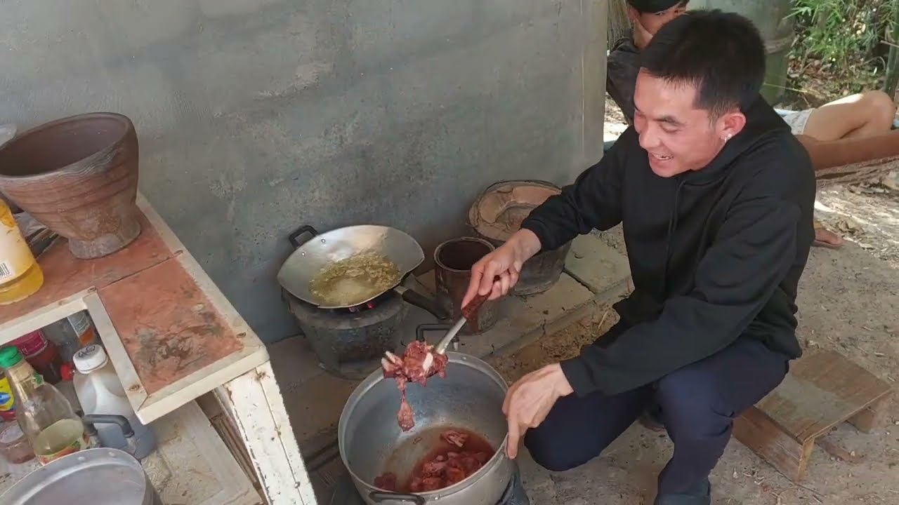 เหมาหมูบ่าวแขกขายไม่หมดมาลาบและก็ทอดสู่ทีมงานกินขอคุณพี่ทีอีกแล้วจ้า