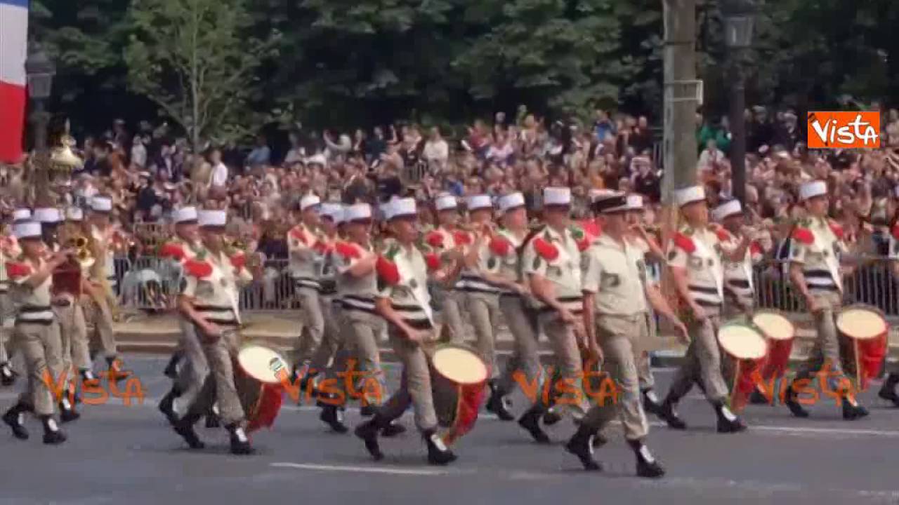 Parigi, sfila la Legione Straniera alla Festa del 14 Luglio