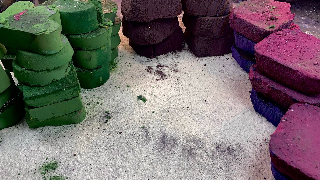 Reformed gymchalk with Iron Oxide Pigments