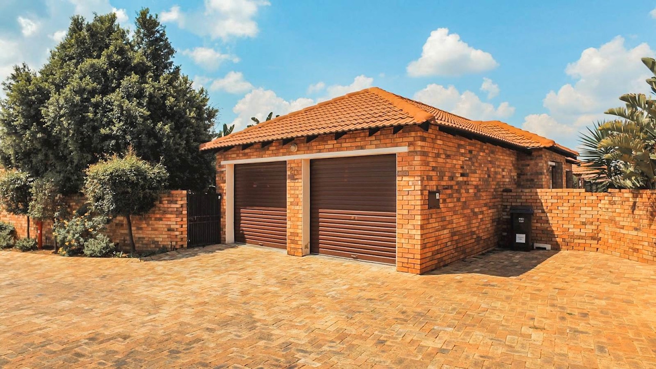 2 Bedroom Simplex for sale in Gauteng | Johannesburg | Roodepoort | Radiokop | 456 Stru |