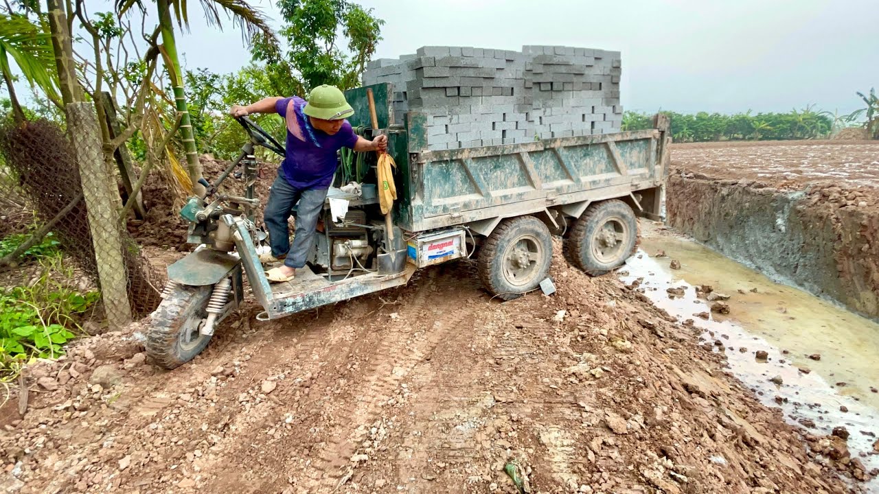 BÁC TÀI XẾ VẬT LỘN VỚI CHUYẾN CÔNG NÔNG CHỞ GẠCH CAY VÃI MĂNG | Ô TÔ TMT CHỞ MÁY XÚC ĐI LÀM VIỆC