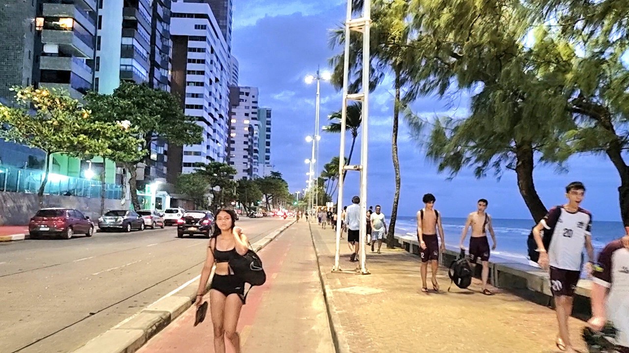 TODA ORLA MARÍTIMA DE RECIFE A NOITE BAR HOTEL BOA VIAGEM PERNAMBUCO BRASIL