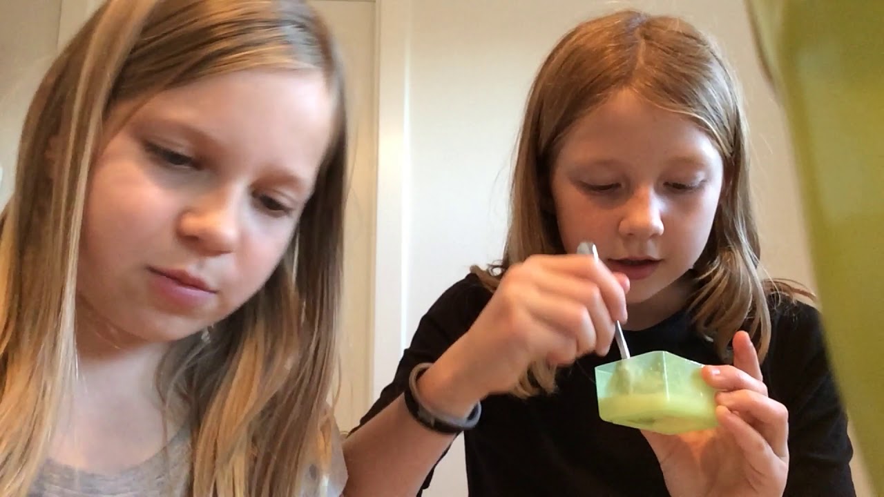 S&aring;dan laver man ansigtsmaske