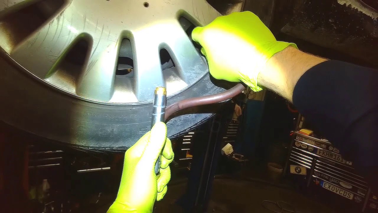 VW 1K: 2.5L oil change (better lighting... yet again).