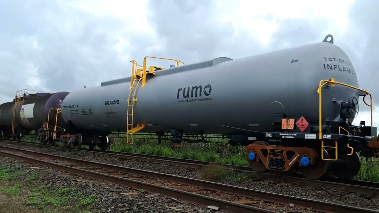 Locomotiva  Ac-44  passando  por Boeno de  Andrada  da SP