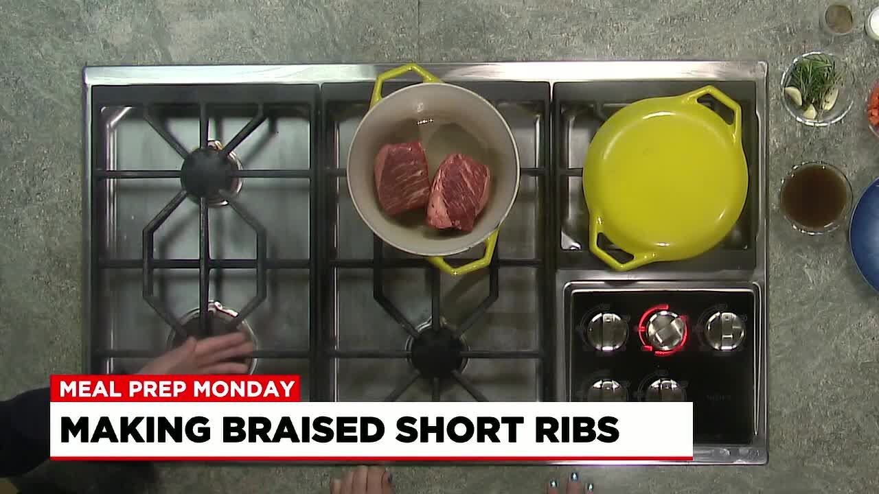 Making braised short ribs