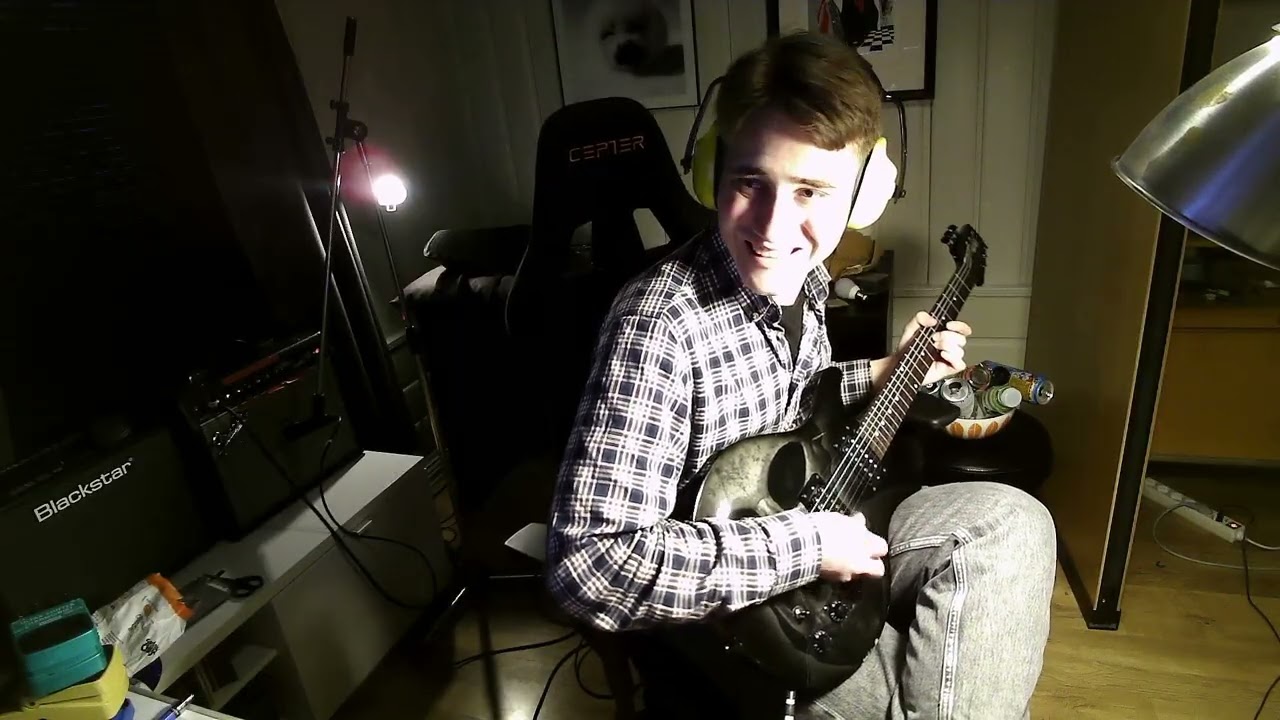 Playing some rock on my first amp! | Fender Vibrochamp XD