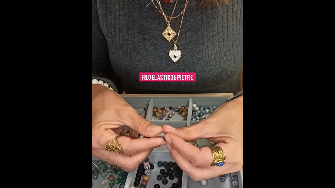Chiusura di un bracciale con filo elastico