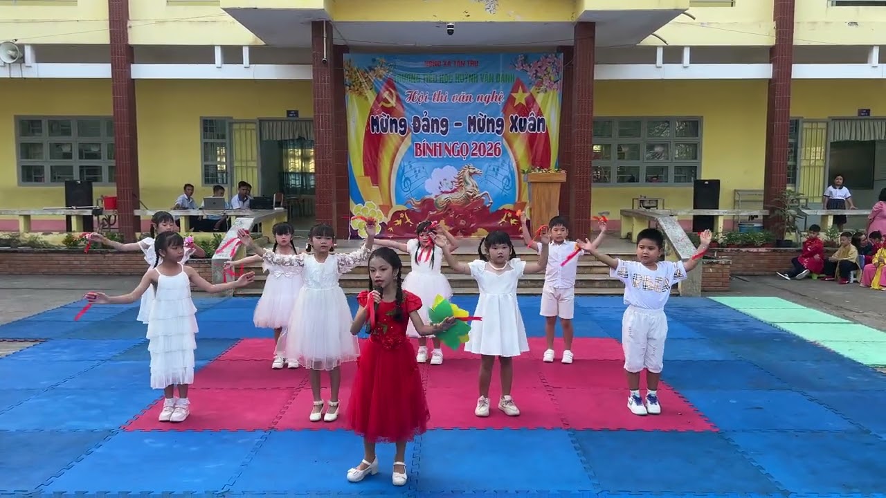Lớp 2/5 Trường Tiểu học Huỳnh Văn Đảnh thi văn nghệ Mừng Đảng Mừng Xuân ngày 9/2/2026 
