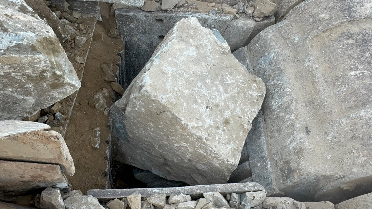 ‘Big Rock Crusher Machine: A Giant in Action” Big Rock Crushing: A Powerful Process”#stonecrusher 