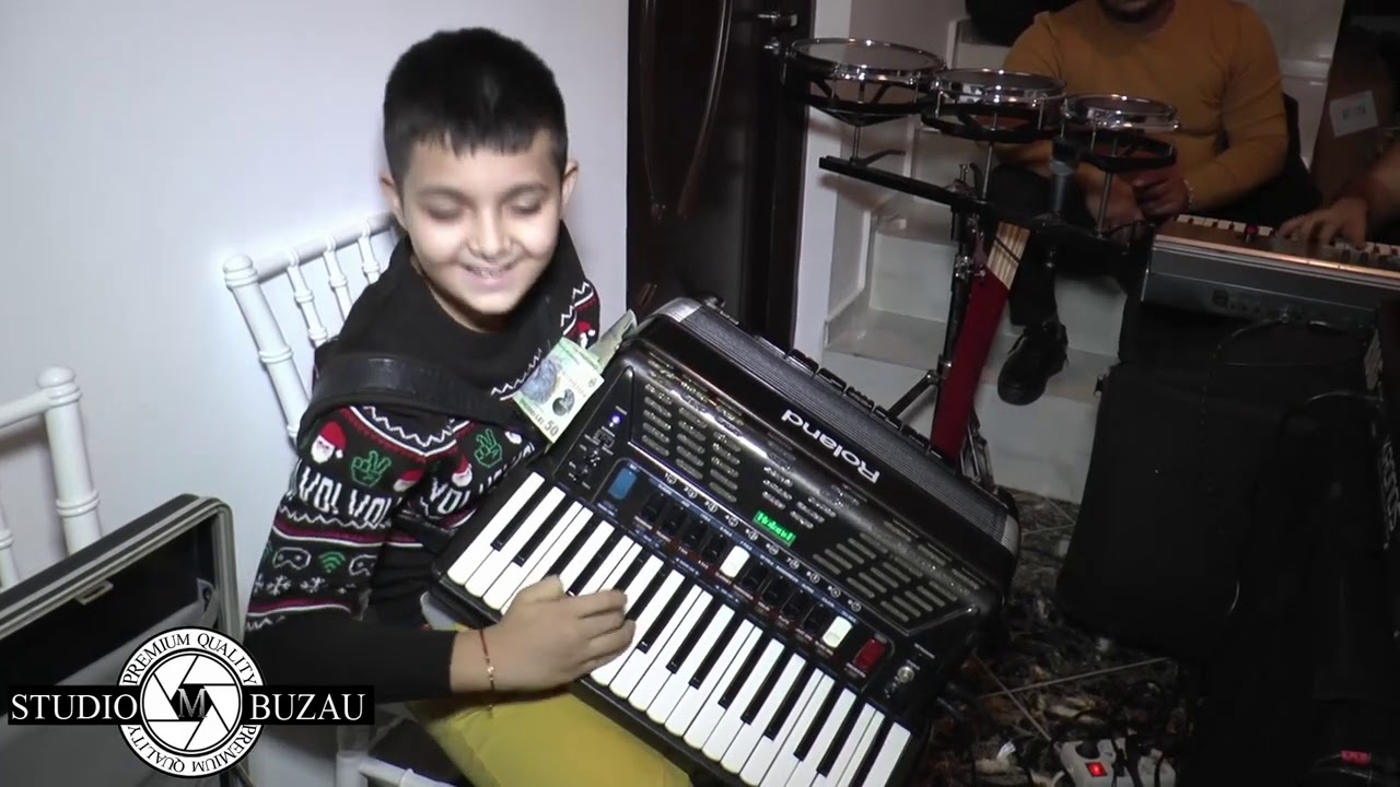 Un copil de 4 ANISORI canta la ACORDEON
