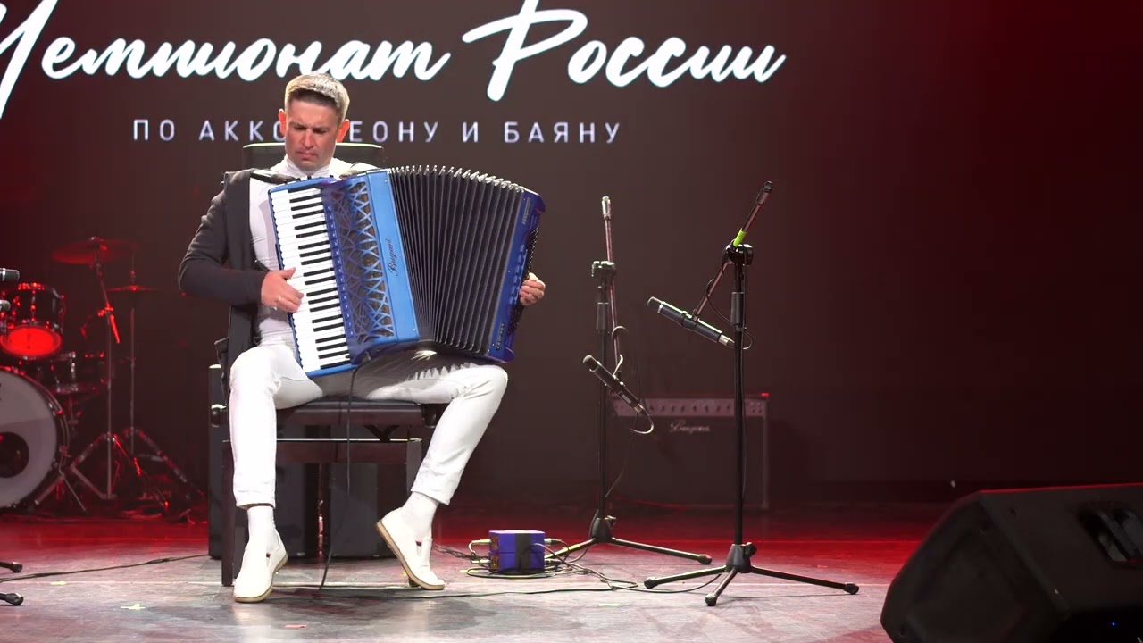 Играет чемпион мира  по аккордеону и баяну Александр Поелуев