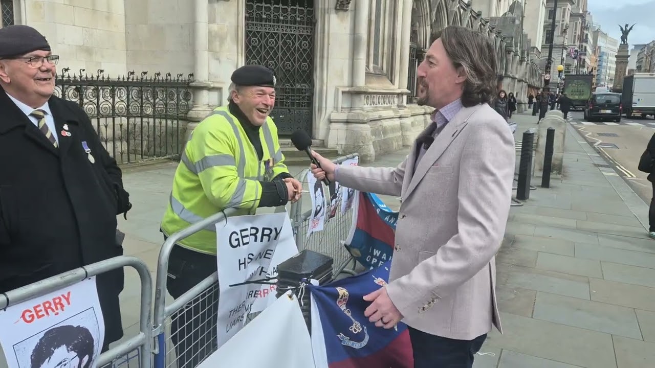 Что думают ветераны о Кире Стармере сегодня у здания Королевского суда.