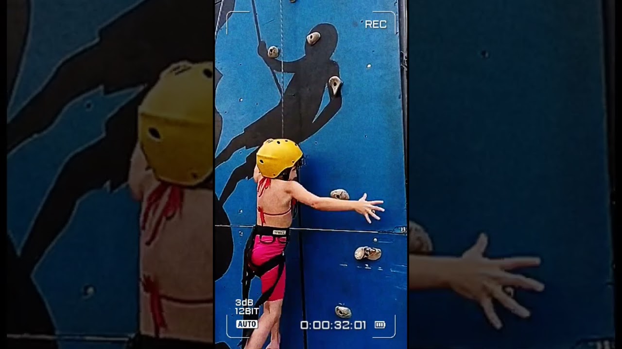 Escalada RADICAL😱 Laurinha escalando um pared&atilde;o radical esporte radical com a Laura #laurinha