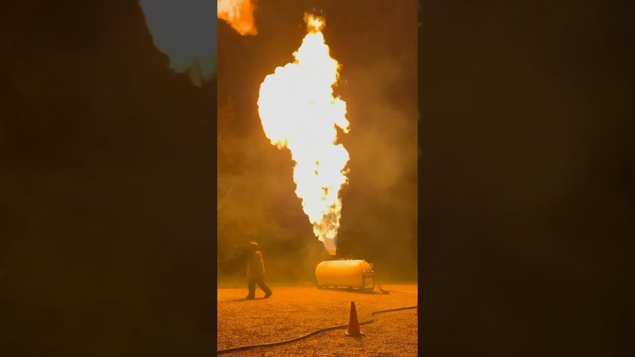 Die Feuerwehr liebt diesen Song #fyp #kamin #benzin #gasolina #gas #flames #fire #musik #firefighter