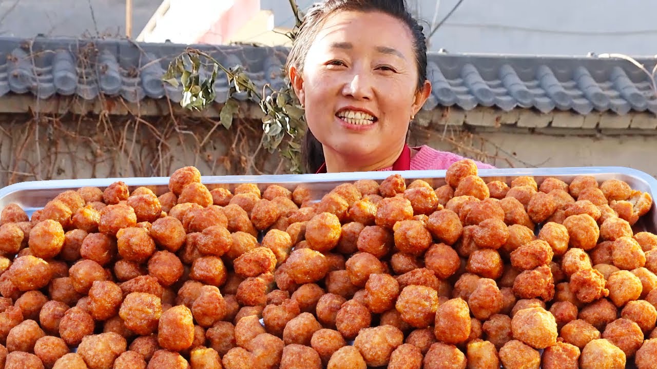 年味越来越近，年茶饭也要开始慢慢准备起来，加点碎馍馍、豆腐炸又香又酥的丸子吃，实在是太好吃！【陕北改艳】