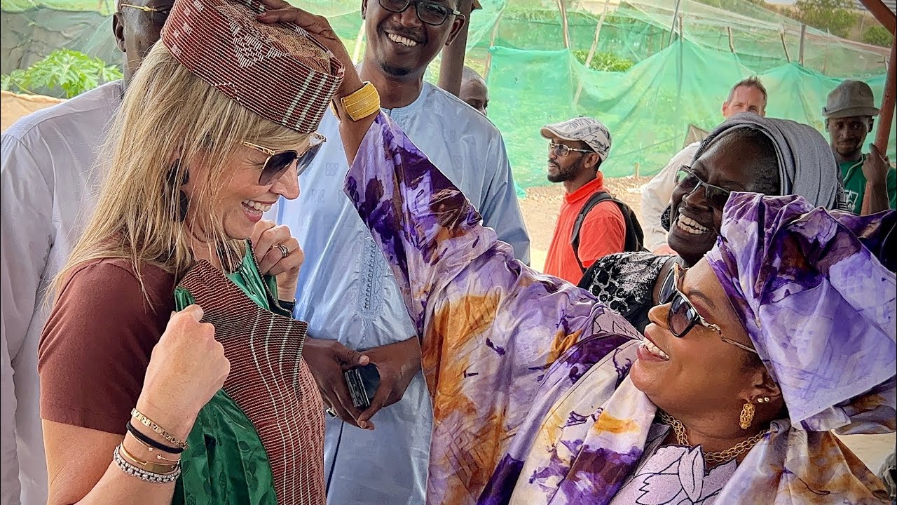 Máxima krijgt cadeaus op boerderij even buiten Dakar