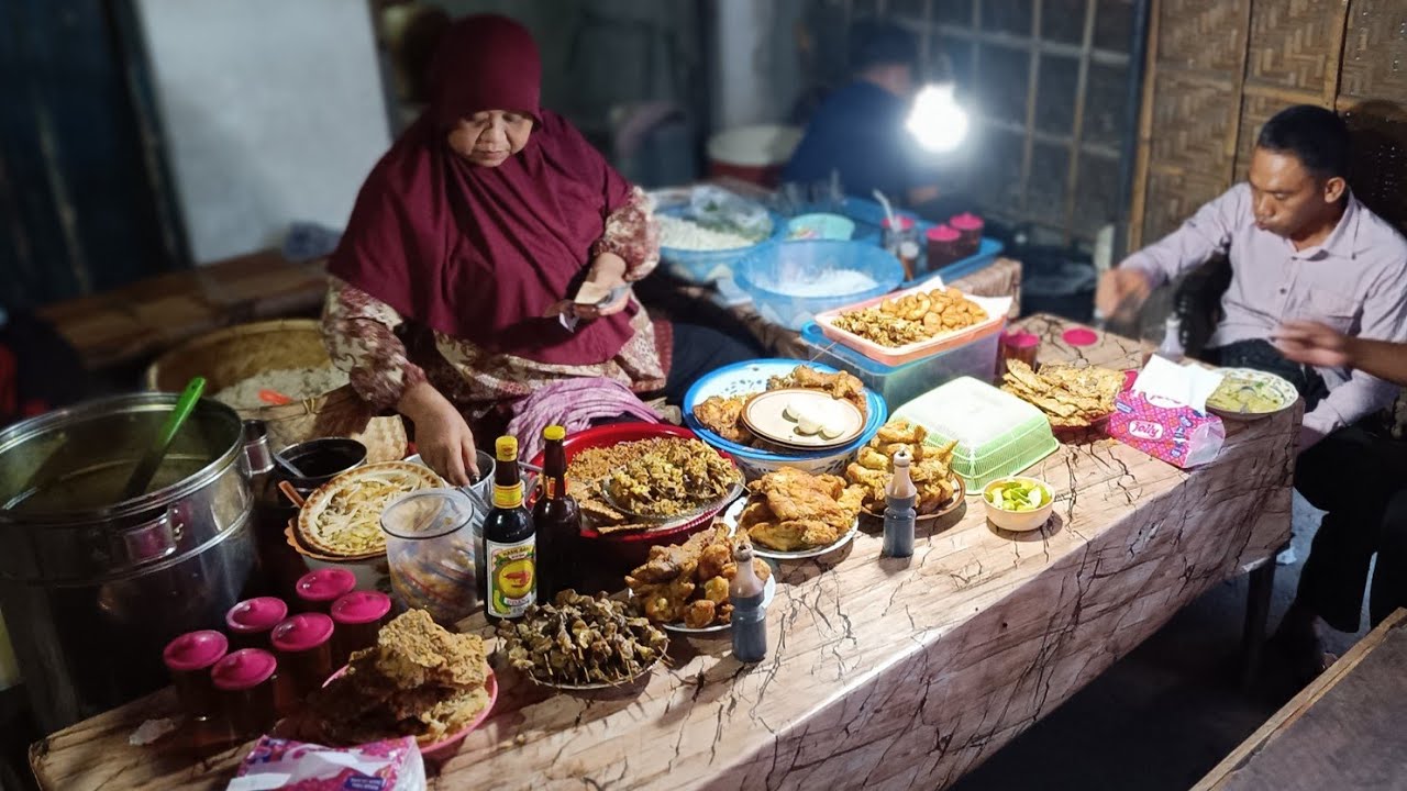 Jualan di Pasar sejak tahun 1976! Soto Ayam khas jaman dulu legendaris!