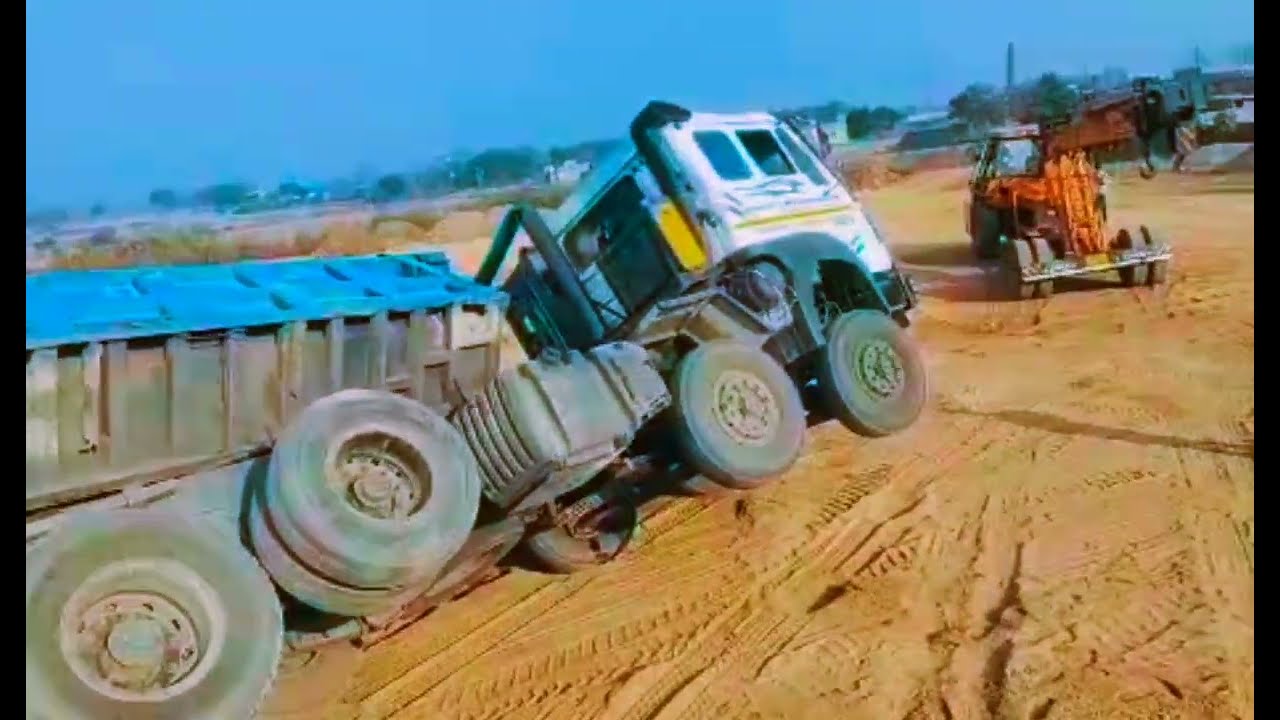 JCB Arrives to Lift the Big Truck | Power of JCB | Real Rescue Work