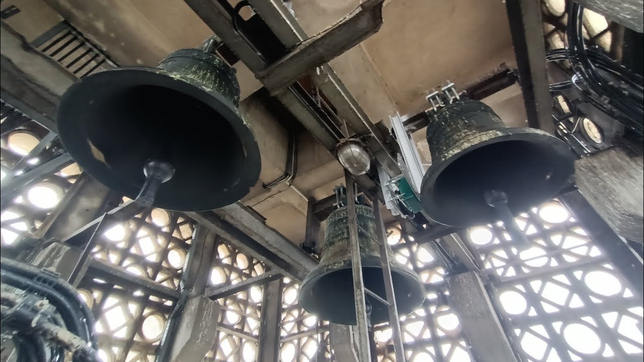 Kraków (Borek Fałęcki) Dzwony po remoncie w Kościele Matki Boskiej Zwycięskiej.