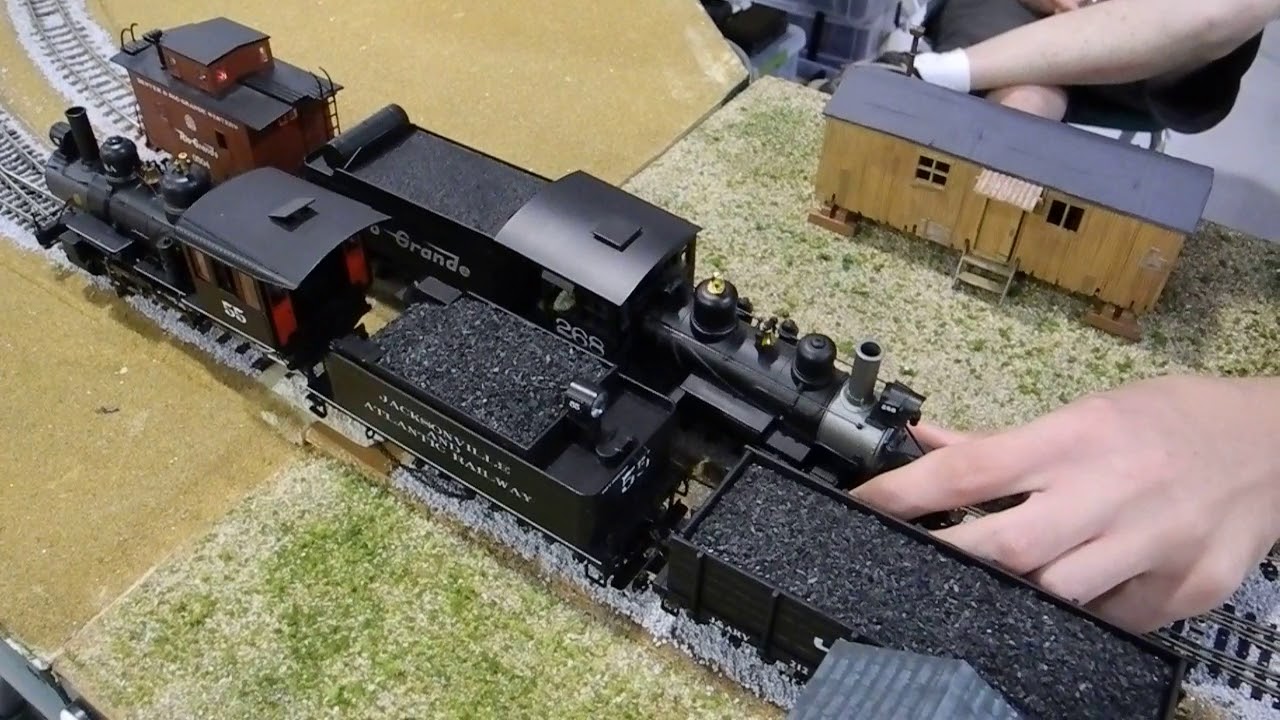 HO N 3 Rio Grand steamer jumps the track near the yellow house and derails next to a steamer on the