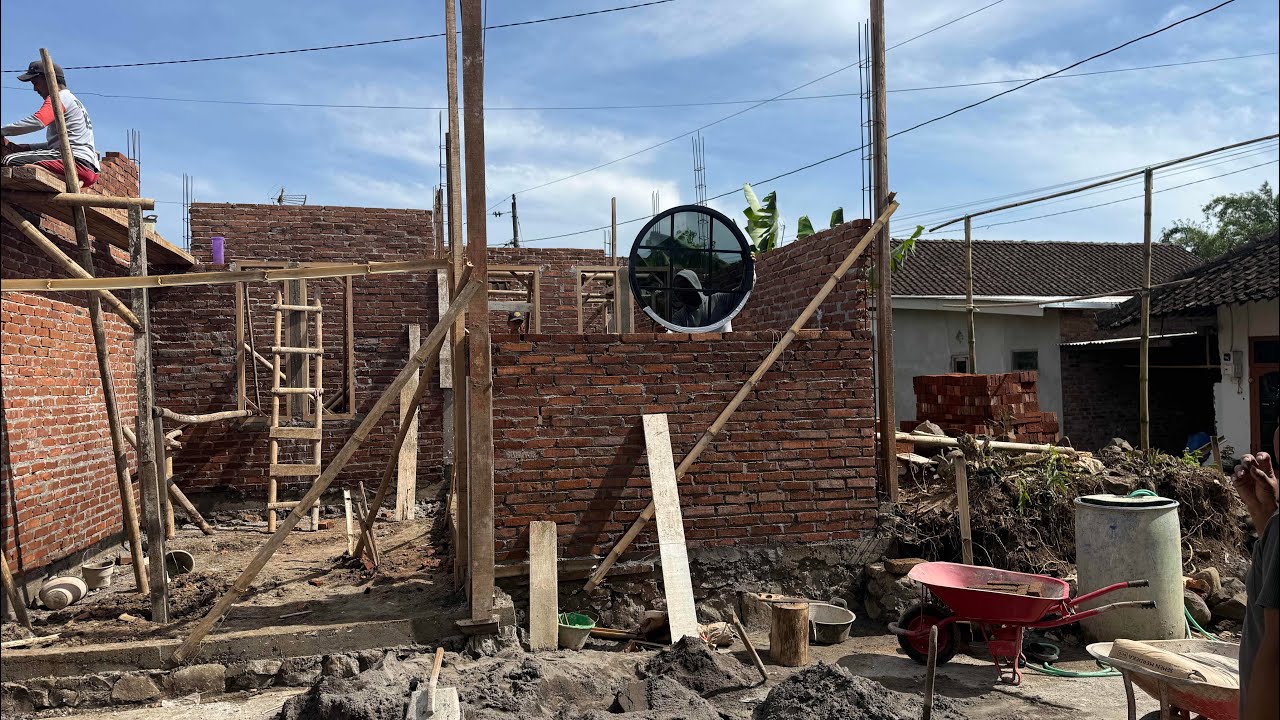 Jendela Bulatnya Sudah Datang, Pak Tukang Langsung Coba Pasang 