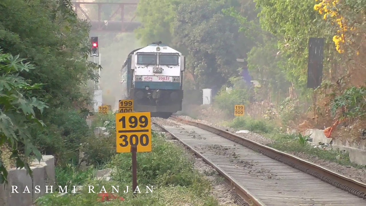 Vintage EMD Action! Original EMD WDP 4 SMALL CAB in SHORT Hood Forward Mode ! Difficult to Drive EMD
