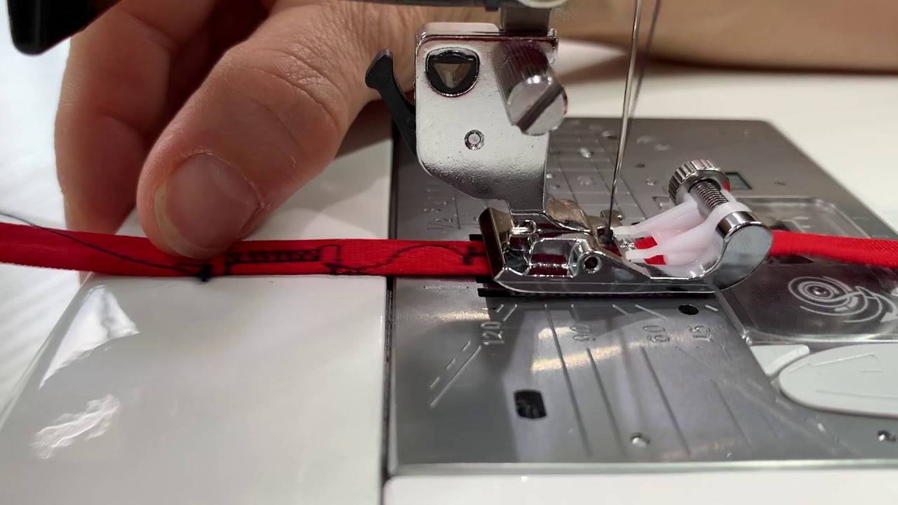 Étiquette personnalisée avec la JANOME 6700P et le pied ruban.
