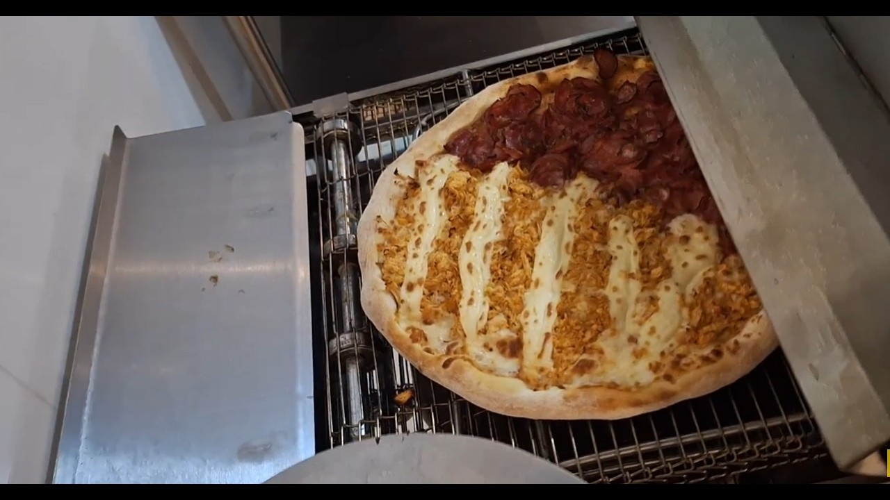 Domingo de uma pizzaria delivery pequena com forno esteira