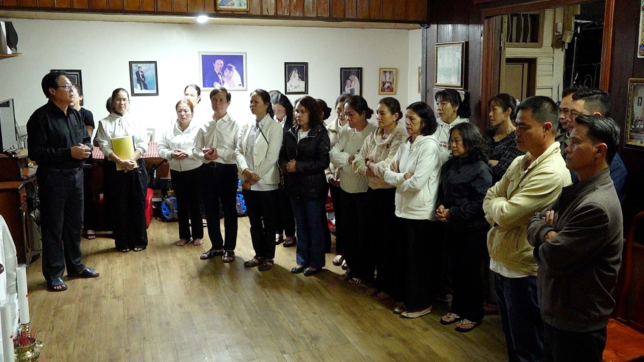 Ca đoàn Gia đình Trẻ Giáo xứ Mân côi Tân hà đến chia buồn và cầu nguyện cho Cụ Bà ANNA