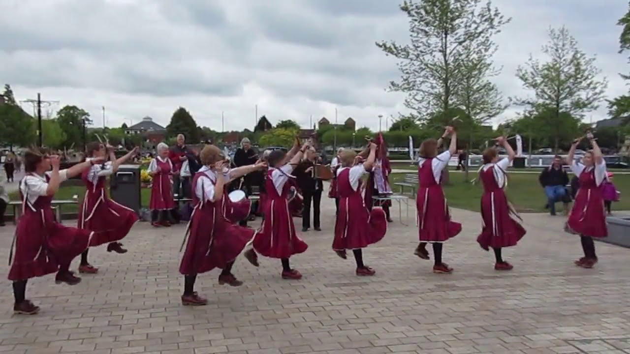 Chinewrde Morris танцует в Стратфорде-на-Эйвоне