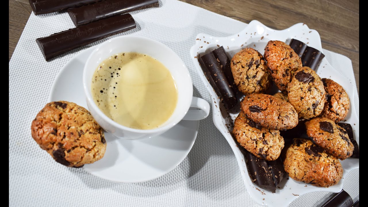 Biscuiti fragezi si deliciosi cu nuca macinata si ciocolata