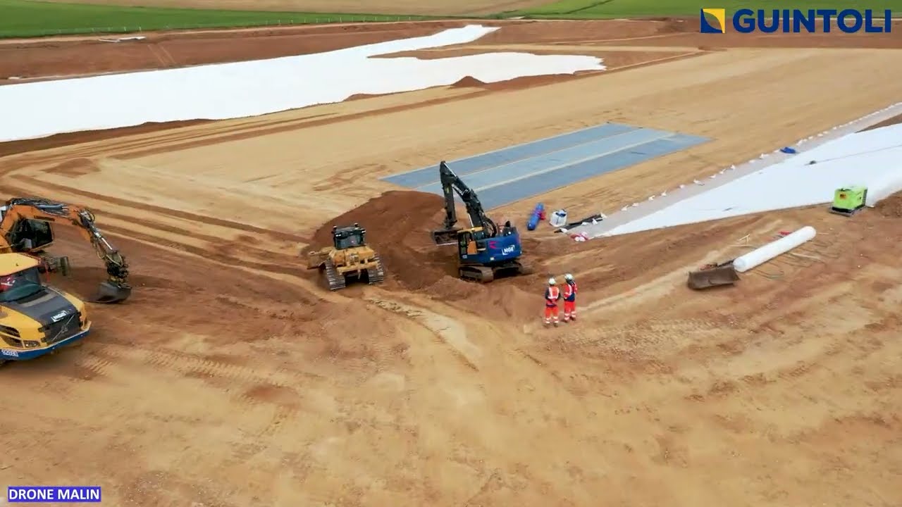 Chantier de terrassement d&rsquo;un bassin de r&eacute;tention film&eacute; en drone