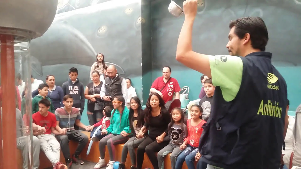 Experimentos con el generador electrostático Van de Graaf en Universum.