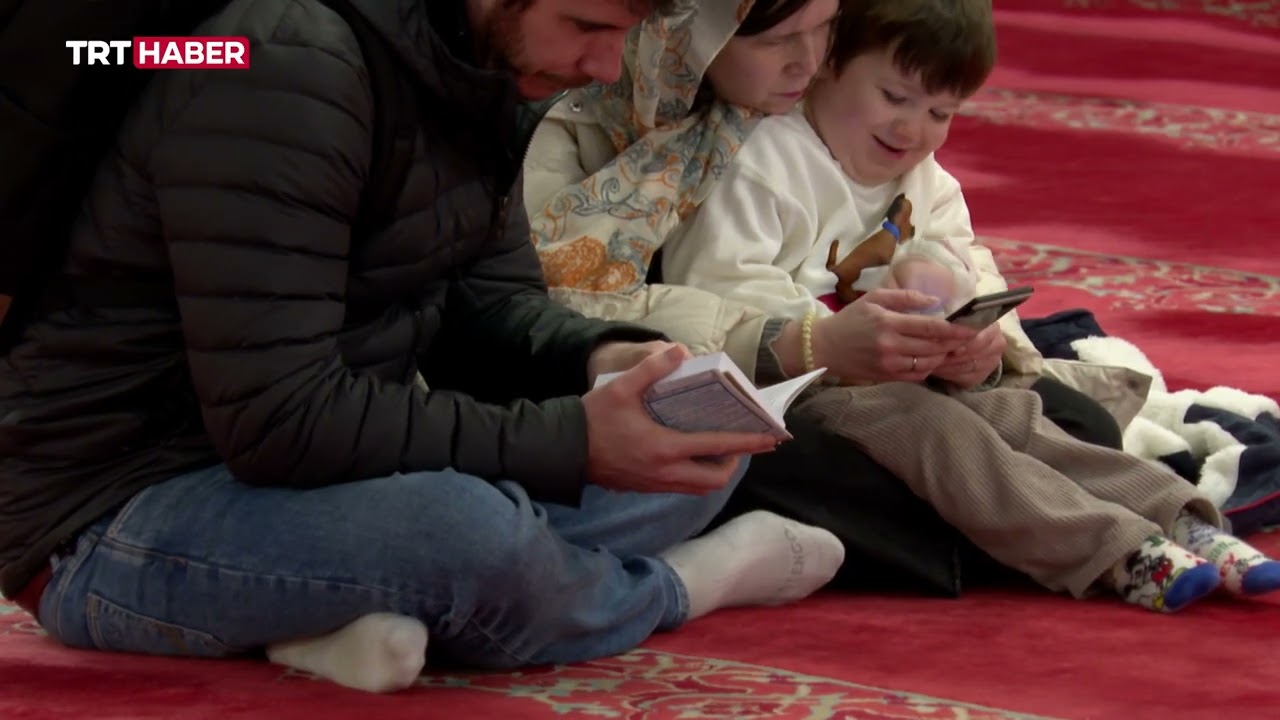 Camilerde turistlere İslam'ı anlatıyorlar