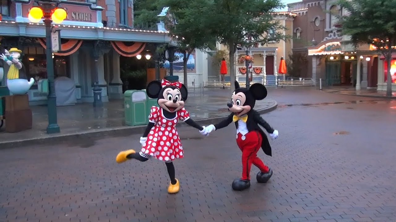 Mickey and Minnie welcome a new day - Disneyland Paris Halloween
