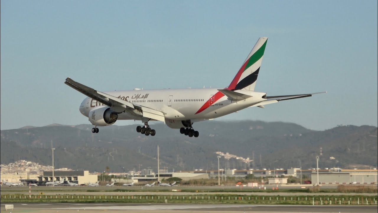 Planespotting in 4K at Barcelona El Prat Airport, Morning + Evening arrivals runway 24R