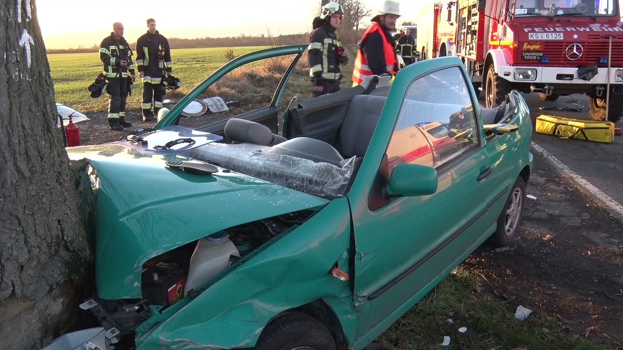 Unfall bei Heiligenrode: 20-J&auml;hriger fuhr mit Auto gegen Baum