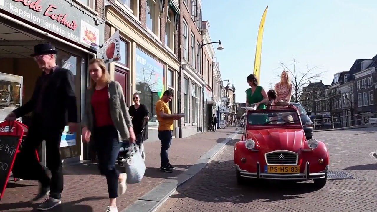 Tryater en Leeuwarder Courant delen magazine uit op de Voorstreek