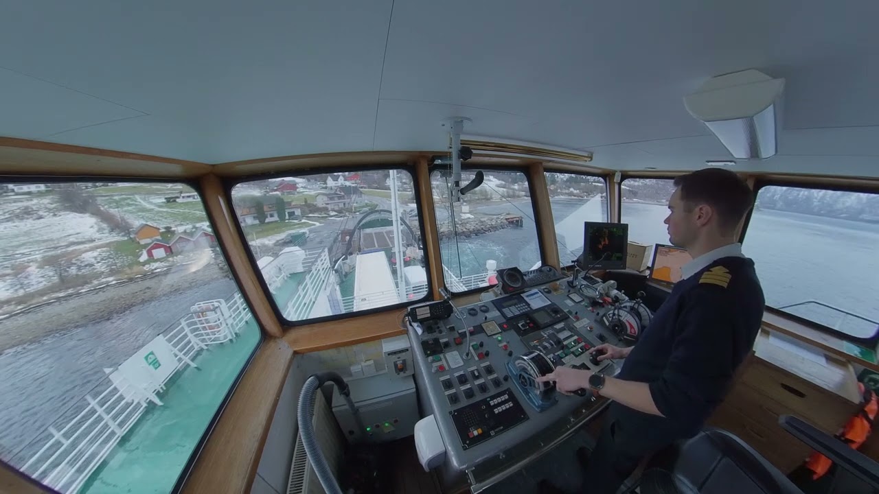 M/F Aukra - ankomst Hundeidvika